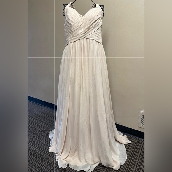 Chic Cream Wedding Dress - Picture 2 of 14